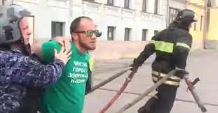 Пожарный напоил водой оленя, пережившего лесной пожар