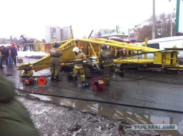 Башенный кран упал поперёк дороги, раздавив авто