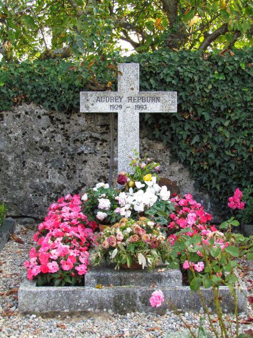 На могиле Жанны Фриске установили памятник в полный рост