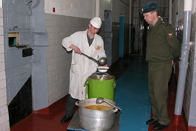 Российских заключённых начнут кормить сытней и разнообразнее