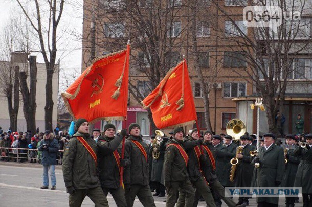 В Кривом Роге нацгвардейцы вышли на парад с советскими флагами