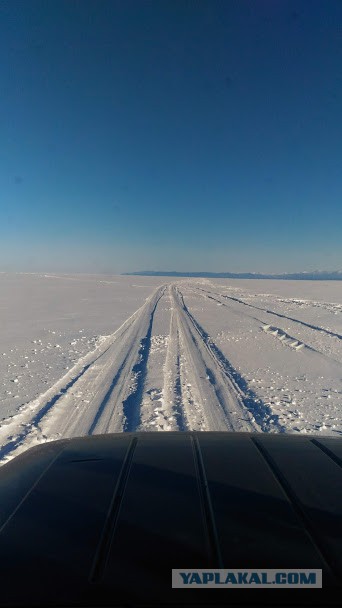 Застрявшие во льдах Байкала. Фотографии авто "любителей льда" от МЧС