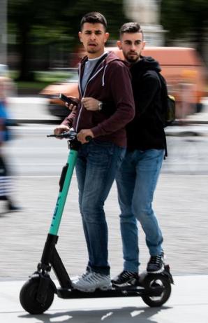 Более 60% жителей Москвы и Петербурга проголосовали за запрет аренды самокатов