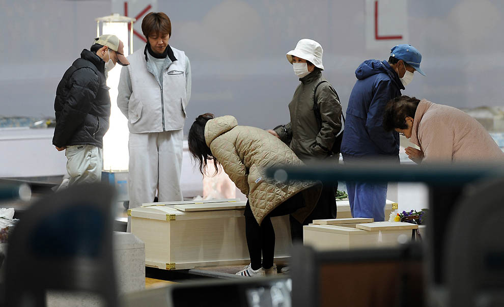 Землетрясение в японии 2024 сегодня. Воровство технологий в Японии. Корея человека погружают в скорую после землетрясения.