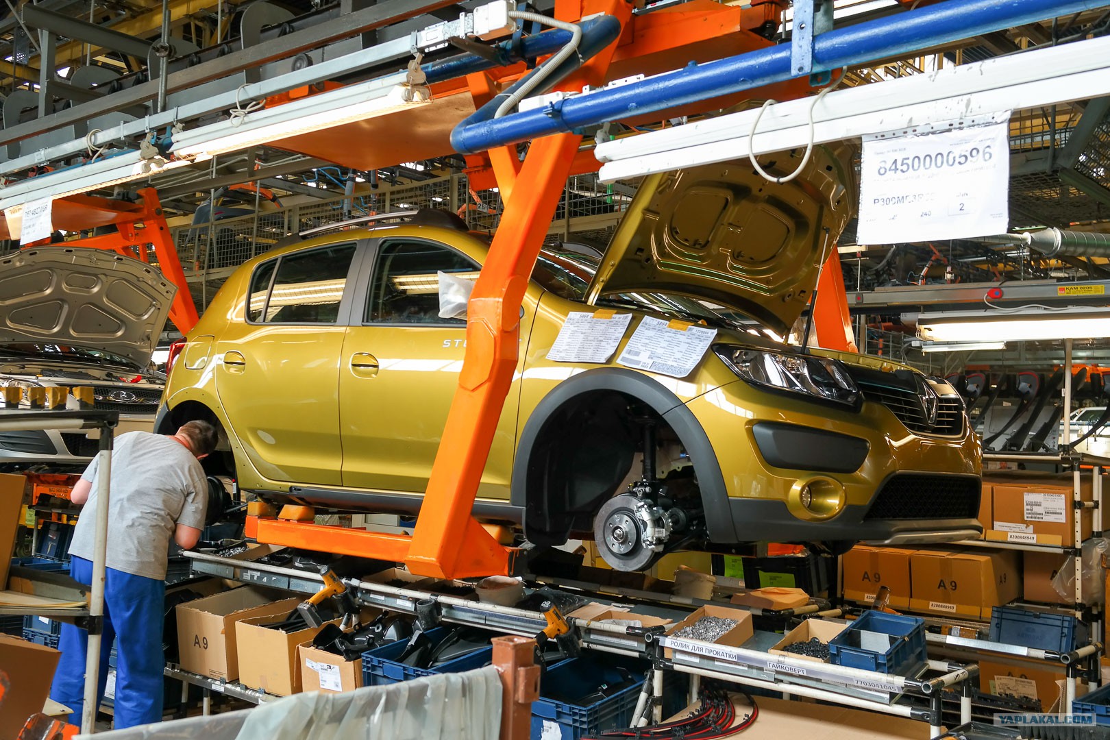 Сборка автомобиля легкового. Renault Nissan АВТОВАЗ конвейер. АВТОВАЗ завод Тольятти 2021.