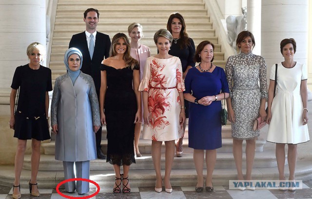 Муж премьера Люксембурга позировал на фото с жёнами лидеров НАТО