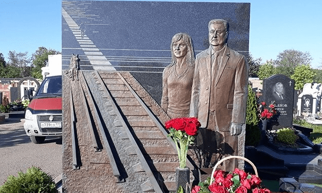 Жизнь на Троекуровском кладбище. На чьей могиле «резвится» голая парочка?