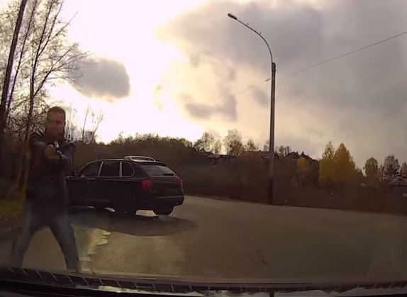 Упертая охотница на белой Audi...