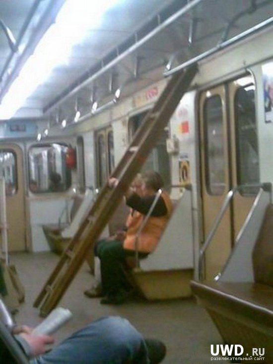 Пассажиры в метро.