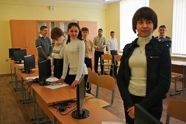 Дети работают на компьютерах без клавиатур