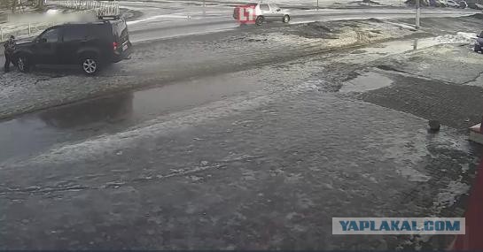 Водитель джипа сбил и поставил на колени ребёнка, стрелявшего по машине из автомата