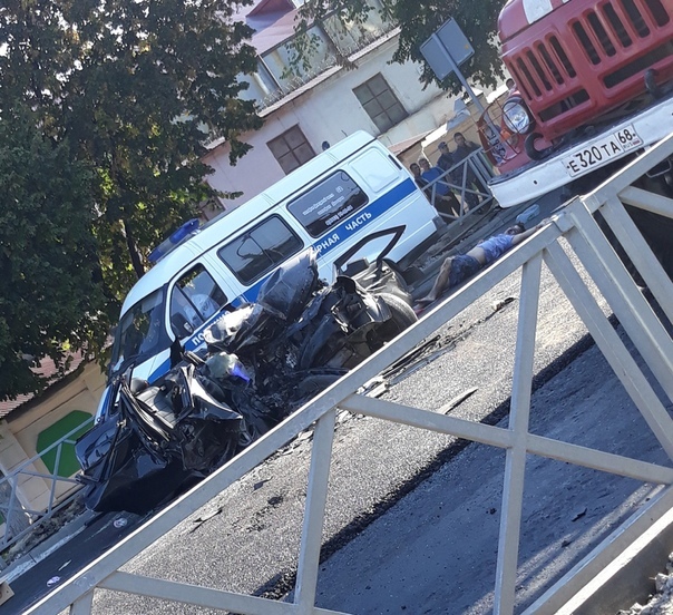 Лада Приора влетела в дорожный каток в Тамбове