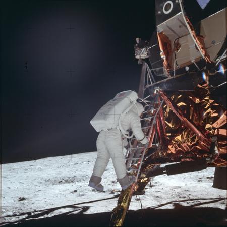 Китайцы заподозрили США во лжи с высадкой на Луне из-за скафандров NASA