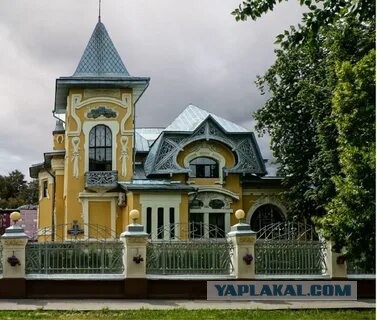 У метро «Новослободская» продают старинный деревянный дом за 500 миллионов рублей.
