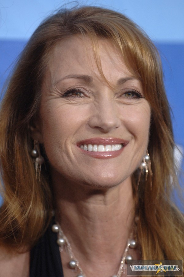 Девушка Бонда снова надела бикини в 62!