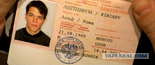 Порошенко показал в Мюнхене паспорта "военных" РФ