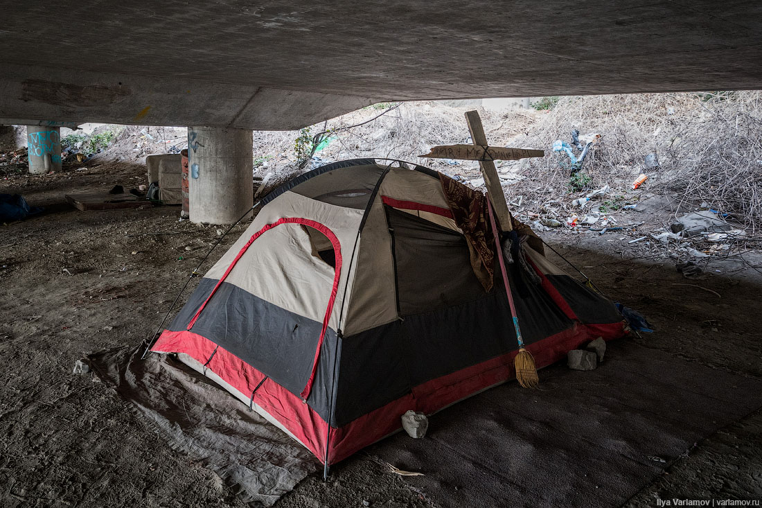 Бомжи в палатке. Палатки бездомных. Палатки в Америке. Палатки бомжей в США.