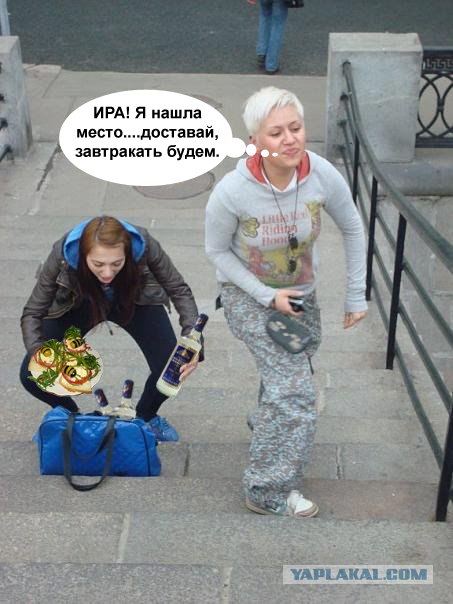 Фотожаба: Девушка поднимает невидимый мешок