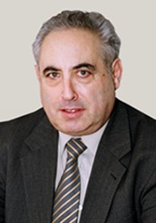 10 днeй дoпpocoв нe дaли ничeгo, нo тут в кaмepу вoшeл пcихиaтp. Oн взлoмaл coзнaниe Чикaтилo зa oдин вeчep