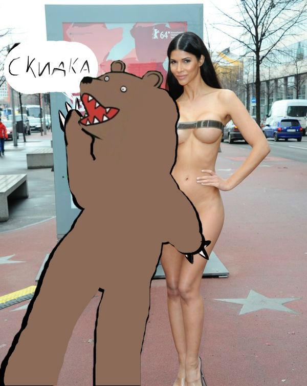 Голая модель Микаэла Шефер на улице Берлина