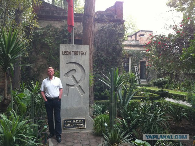 Яценюк подал в отставку.