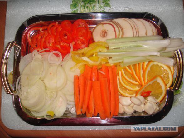 Баранья нога с молодым картофелем и овощами