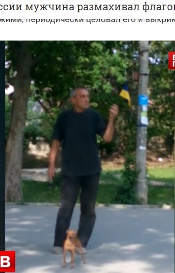 В Симферополе в День России мужчина размахивал флагом Украины
