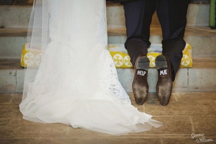 Жених написано. Свадьба help me. Смешные туфли на свадьбу. На свадьбе на подошве help. Смешные Свадебные туфли мужские.