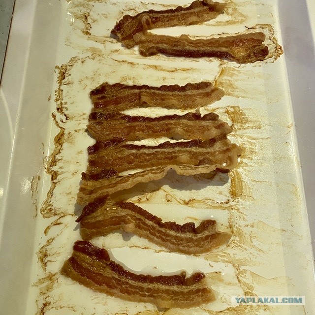 Рыбный чаудер с картофелем, кукурузой и хрустящим беконом.