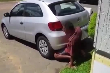 Иностранный специалист взял аванс