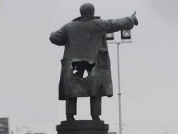 В Брянске раскрасили Ленина