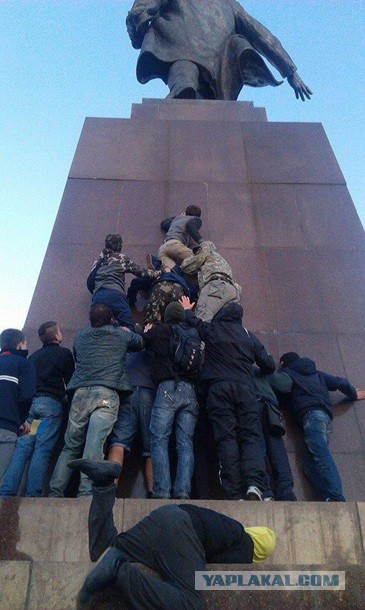 Опять украинцы к памятнику пристают