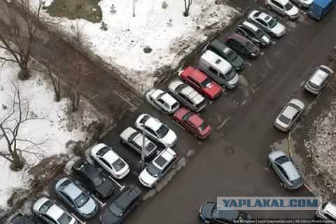 "Хозяин парковки" вытаскивает чужака тросом