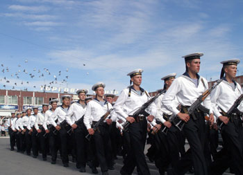 Почему на флотских брюках не было ширинки?!