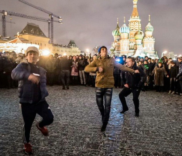 Россияне у посольства Франции оправдывают отрезание головы, но им ничего за это не будет