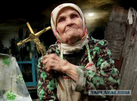 В Краснодаре парашютист из лётного училища не рассчитал траекторию и приземлился на кондиционер одного из домов