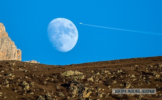 Тем временем, новая подборка снимков от миссии Artemis II, которая сегодня преодолела половину пути к своей цели