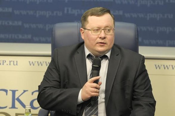 Финансист предложил провести деноминацию рубля «один к ста» для уравнивания с долларом