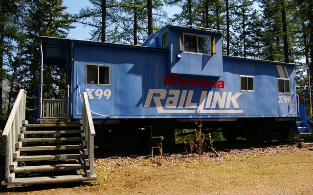 Это обычный старый вагон в лесу