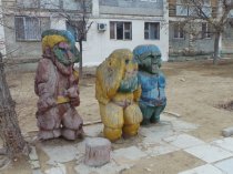 18 странных скульптур на детских площадках, которые невозможно забыть