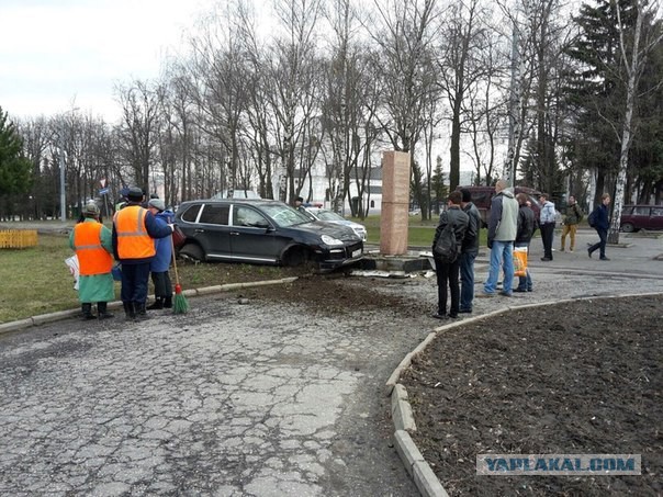Стела Победы остановила пьяного на Porsche