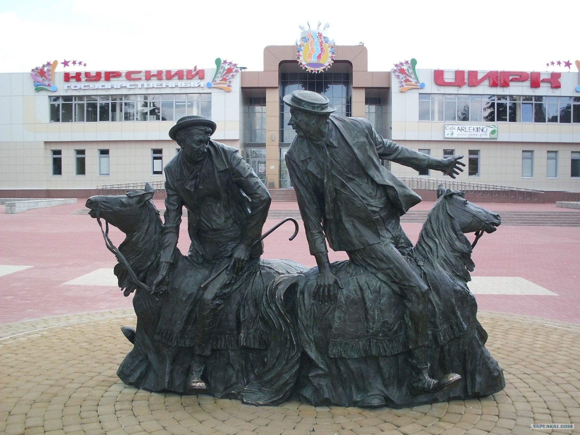 Памятник Никулину и Шуйдину в Курске