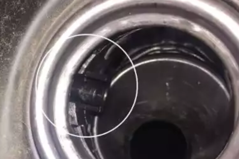 Ну уж очень опытная заправщица на лукойле!