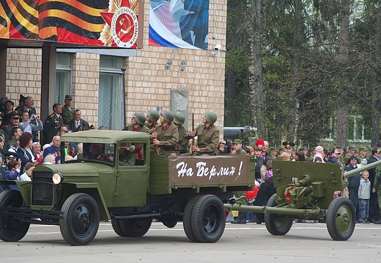 Росгвардия в Новосибирске покупает для своих автомобилей наклейки «на Берлин» по программе госвооружений