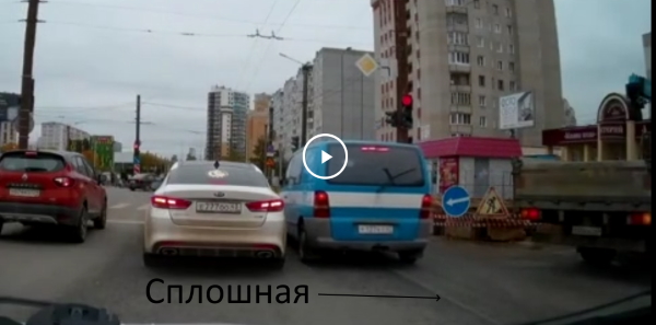 Небольшой боевик из Кирова: там на дороге мужчина схлестнулся с дедом из-за того, что тот его подрезал
