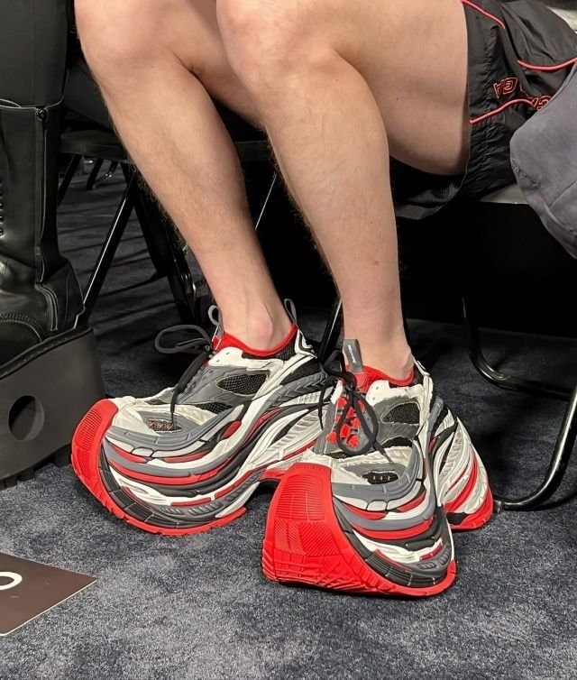 В Новосибирске проститутка украла кроссовки Balenciaga у клиента из Алтайского края