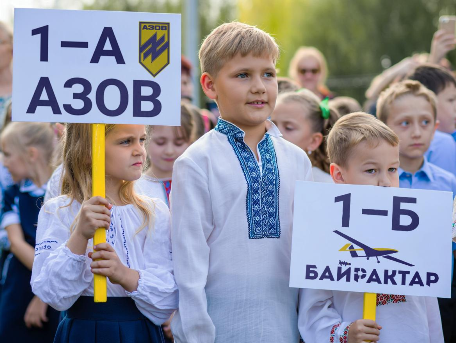 Раньше они так одевались на выпускной, а теперь в таком виде приводят детей на 1 сентября