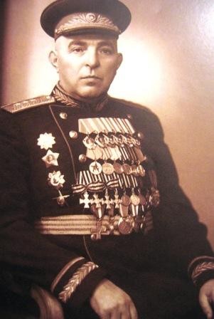 Сталин подошел к казаку и замер, глядя на его грудь: что скрывалось под шинелью «уголовника» на приеме в Кремле