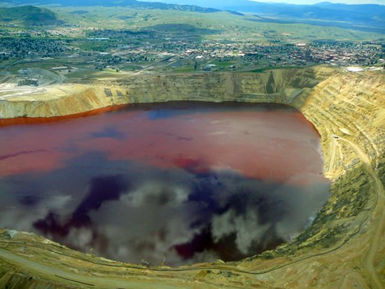 Озеро из токсичных отходов