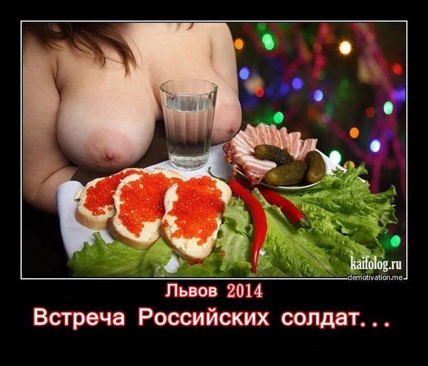 А в Киеве толпа боевым строем идет на Раду